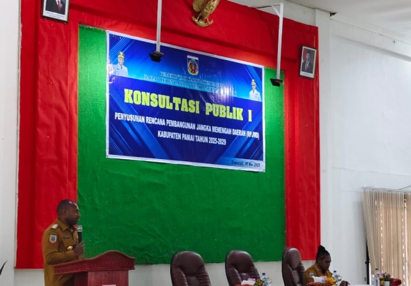 Bupati Kabupaten Paniai, Yampit Nawipa, Amd.Tek., saat memberikan sambutannya (#MD)